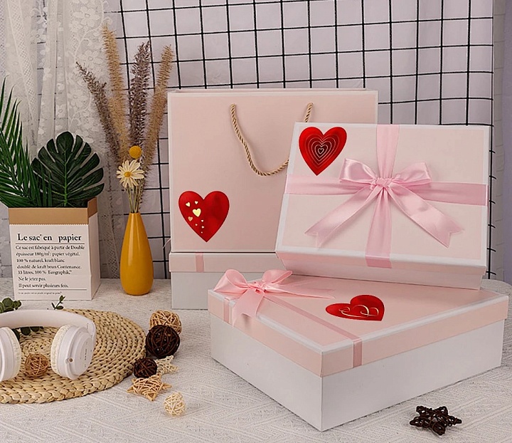 Наклейка в рулоне Сердца 2,5*2,5см 500шт красный с золотом