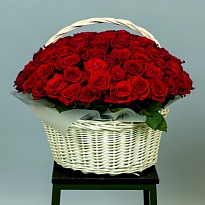 Композиция из роз в корзине "Любимой"