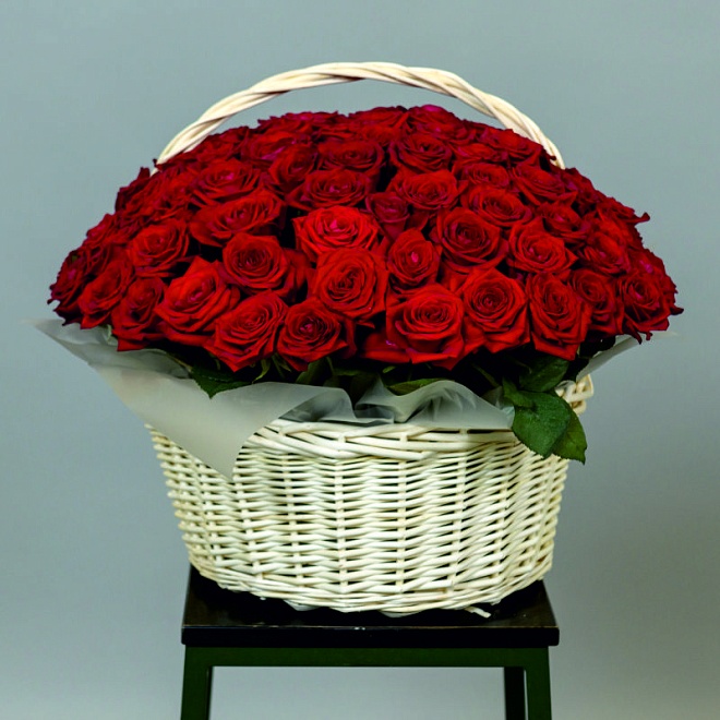 Композиция из роз в корзине "Любимой"
