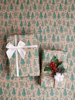 Бумага крафт белая 70см*10м 50г/м2 Зимний лес зеленый